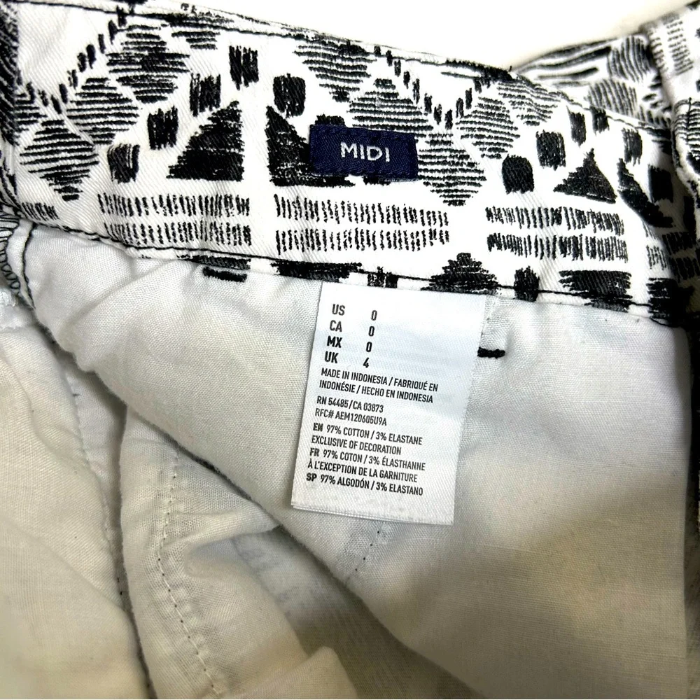 American Eagle Stretch Midi Shorts Distressed White & Black Patterned Size 0